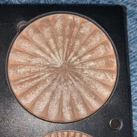 Ofra on the glow highlighter/bronzer palette - Picture 9 of 12